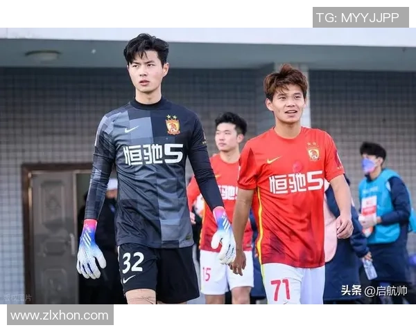 广州足球队实力之争引发热议球迷观点各异分析深入探讨球队未来发展