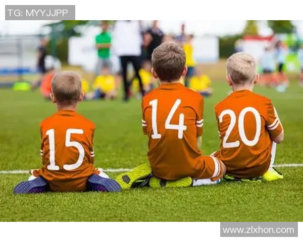 橙色头像下的足球明星男孩展现激情与梦想的完美结合